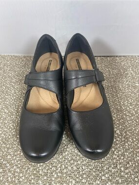 Clarks Emslie Lulin Black Mary Jane Flats with Strap an Ortholite footbed.